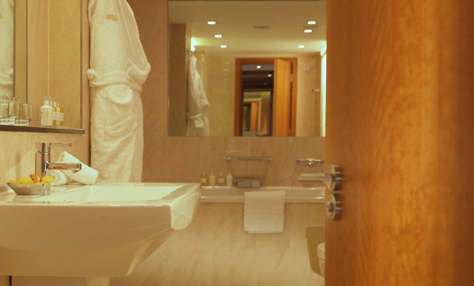 Royal Garden Hotel - Bathroom