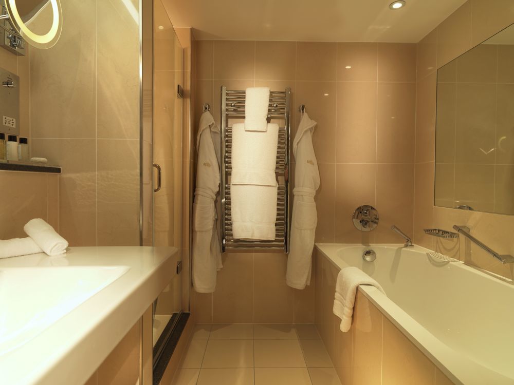 Royal Garden Hotel - Bathroom