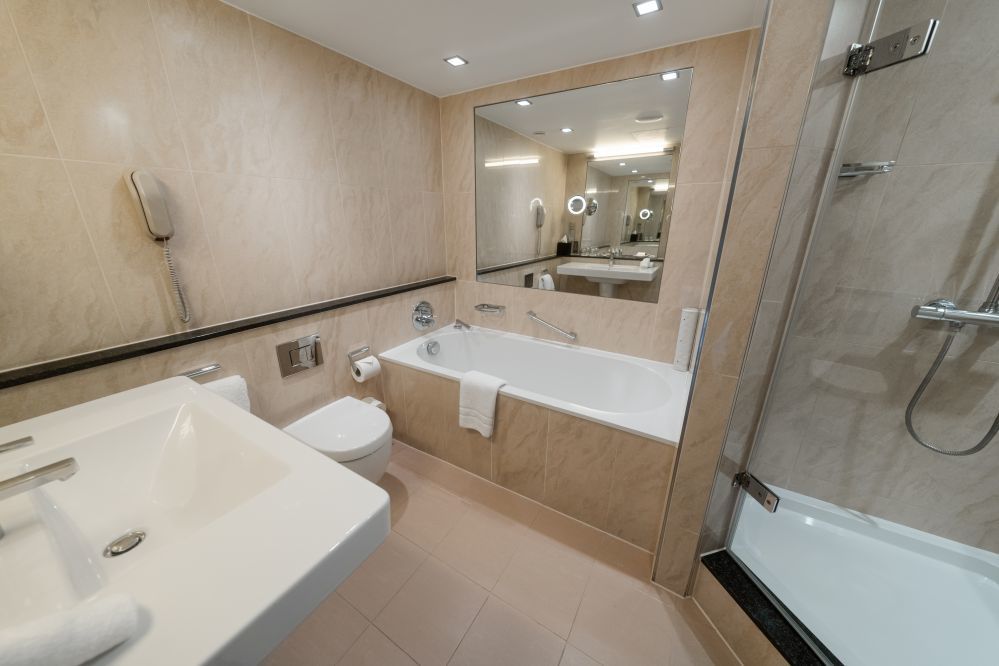Royal Garden Hotel - Bathroom